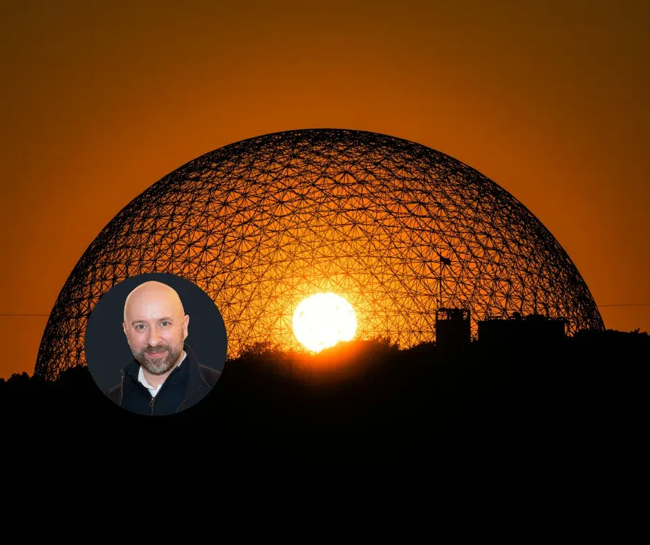 Dôme géodésique au coucher du soleil, portrait incrusté