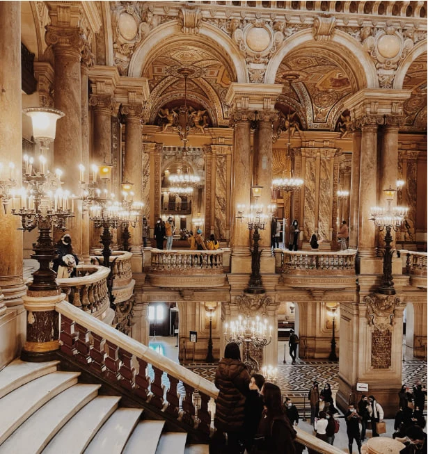 Grand escalier doré d'un opéra, visiteurs