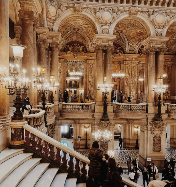Grand escalier doré d'un opéra, visiteurs