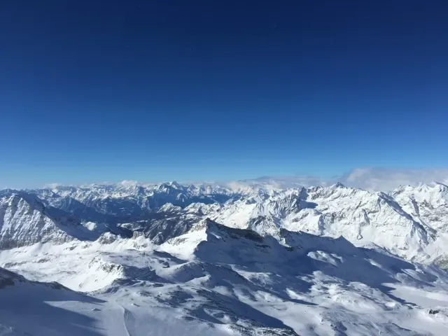 Panorama de montagnes enneigées sous ciel bleu