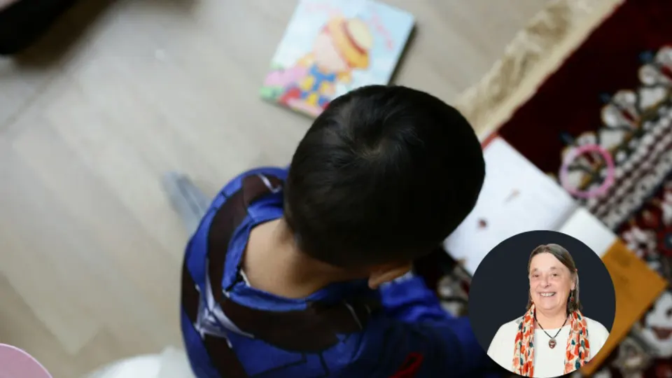 Enfant vu de dos avec cartable, portrait d'intervenante en médaillon
