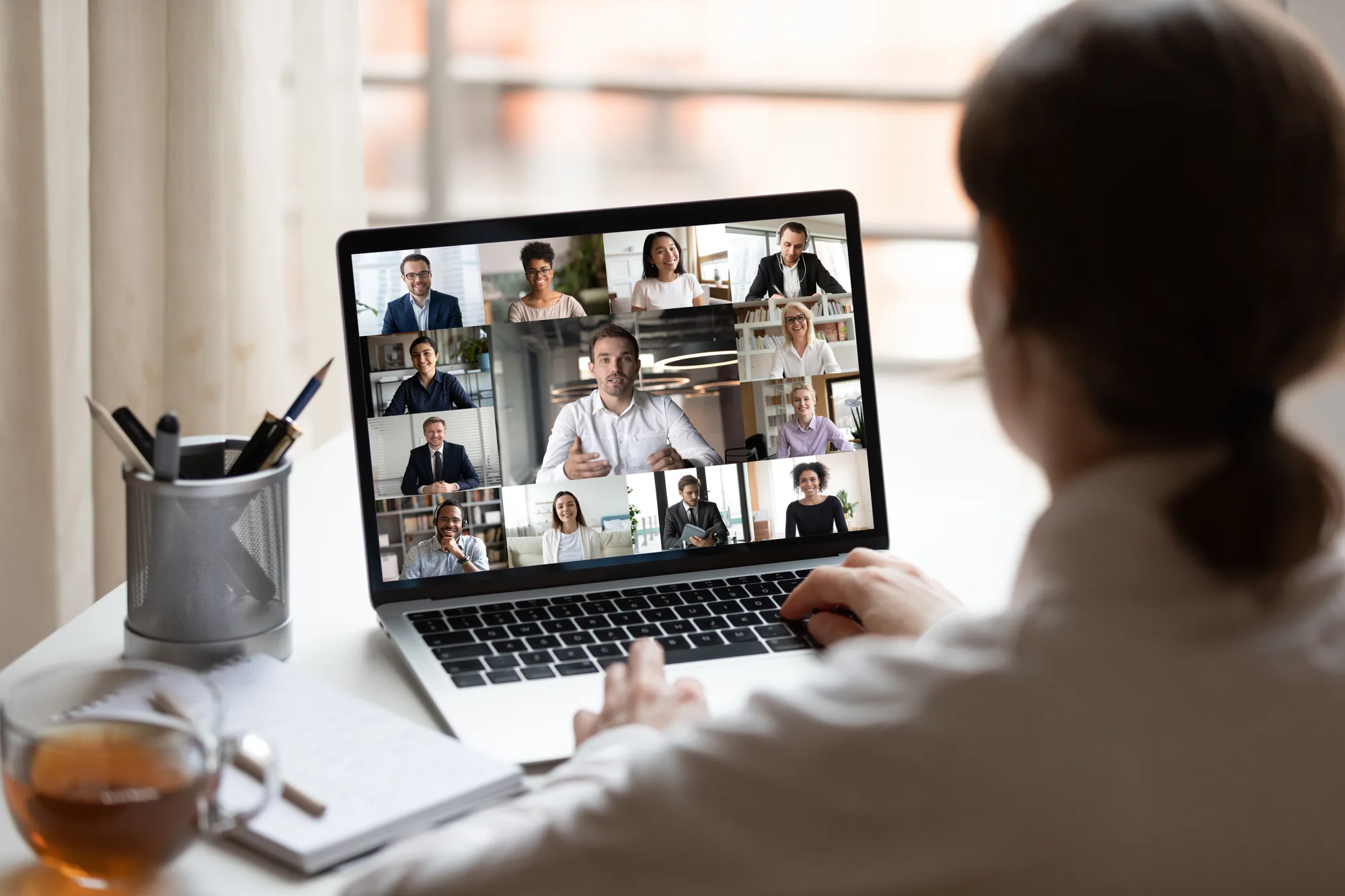 Femme en visioconférence devant un ordinateur portable