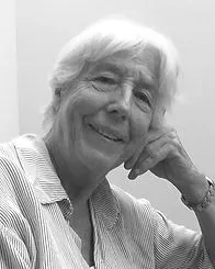 Portrait noir et blanc d'une femme âgée souriante