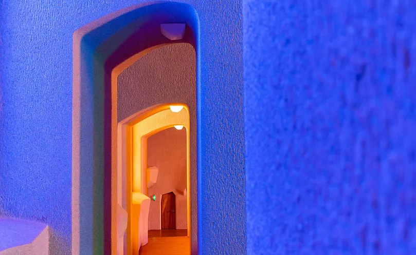 Couloir intérieur du Goetheanum, murs bleus et lumière orangée