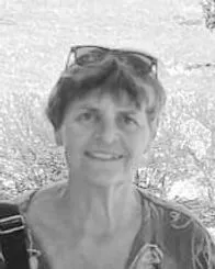Portrait noir et blanc d'une femme aux lunettes relevées