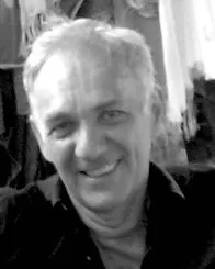 Portrait noir et blanc d'un homme souriant