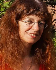 Portrait d'une femme aux longs cheveux roux, lunettes