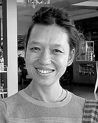 Portrait noir et blanc d'une femme souriante