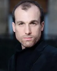 Portrait d'un homme en col roulé sombre