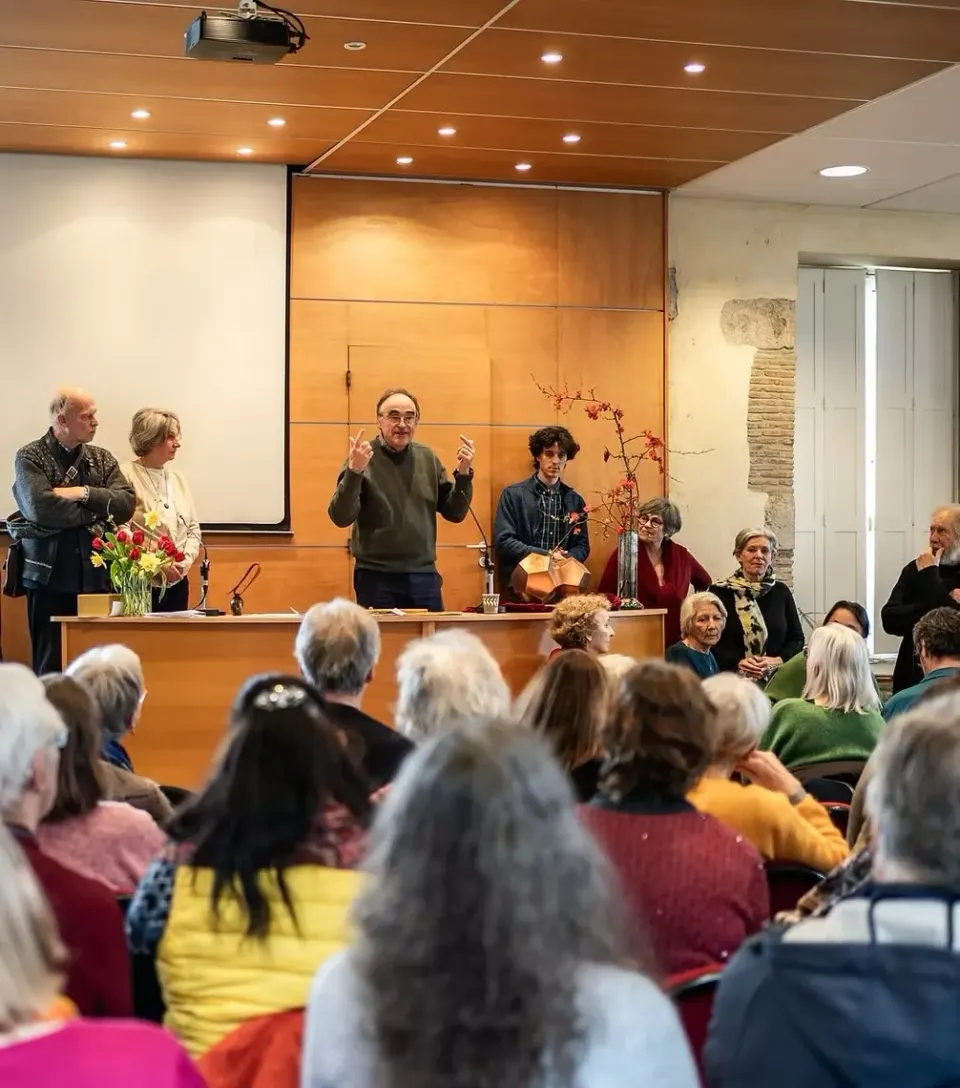 Rencontre de membres dans une salle de conférence