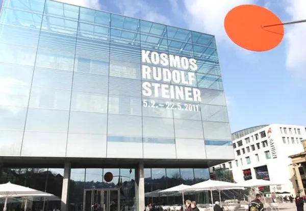 Façade vitrée avec l'affiche « Kosmos Rudolf Steiner »