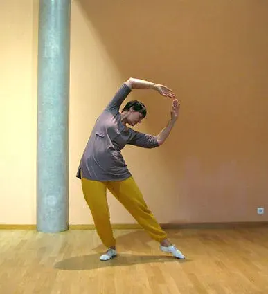 Femme en posture de gymnastique, bras arqués