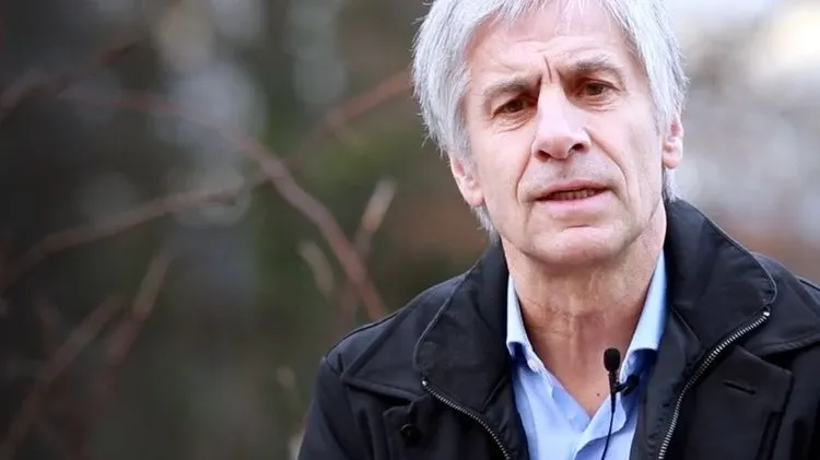 Homme aux cheveux gris parlant en extérieur