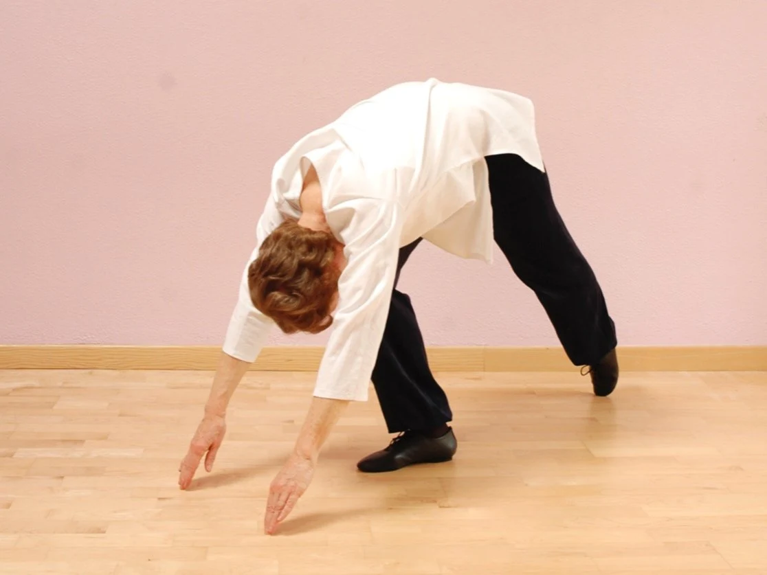 Femme penchée en avant, exercice de mouvement