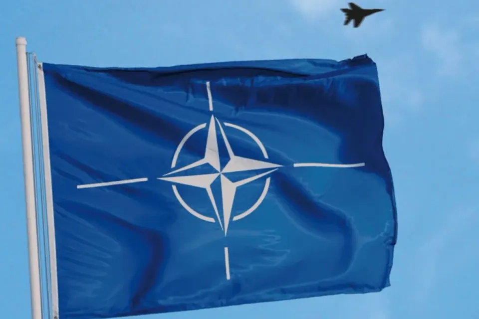 Drapeau de l'OTAN flottant, avion dans le ciel