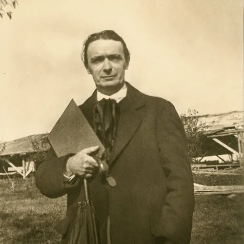 Photo d'archive sépia de Rudolf Steiner en extérieur