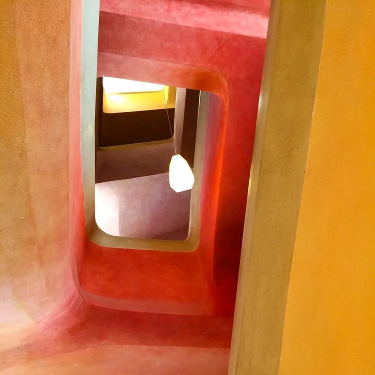 Intérieur aux murs rouges et jaunes, formes arrondies