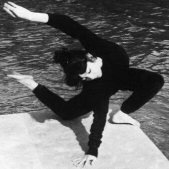 Photo ancienne noir et blanc, danseuse en mouvement