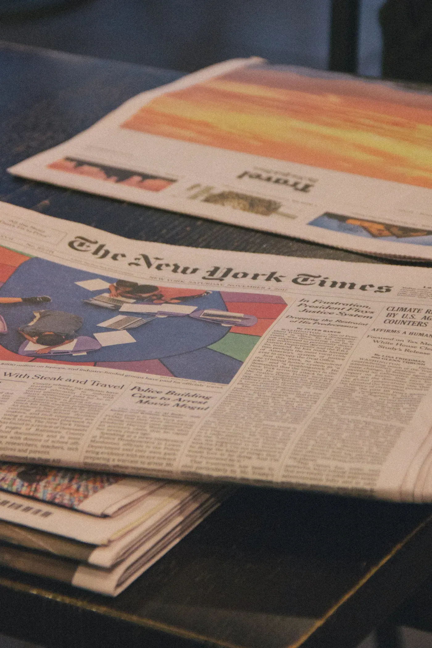 Journaux empilés, une du New York Times