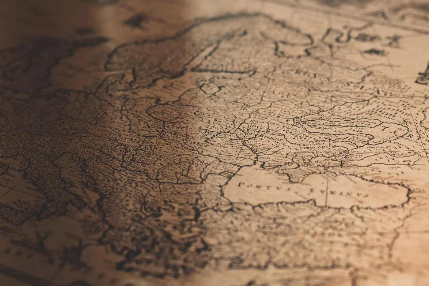 Vieille carte géographique sépia en gros plan