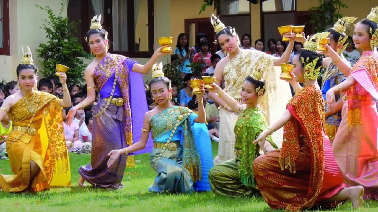 Danseuses traditionnelles thaïlandaises en costumes dorés