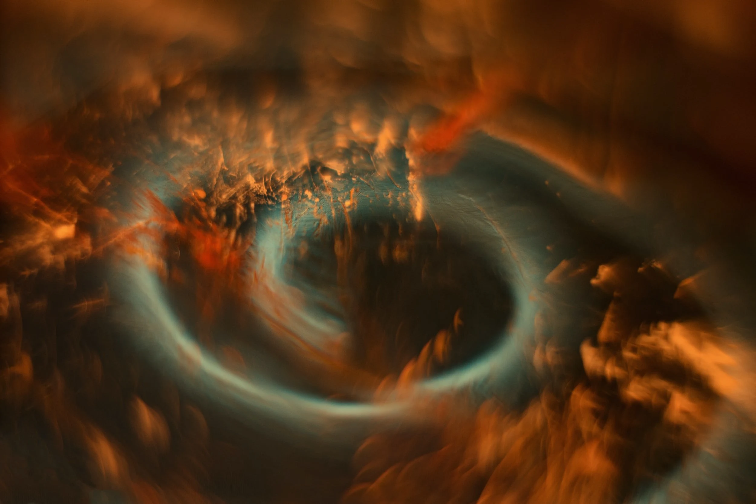 Image abstraite en spirale, tons orangés et bleutés