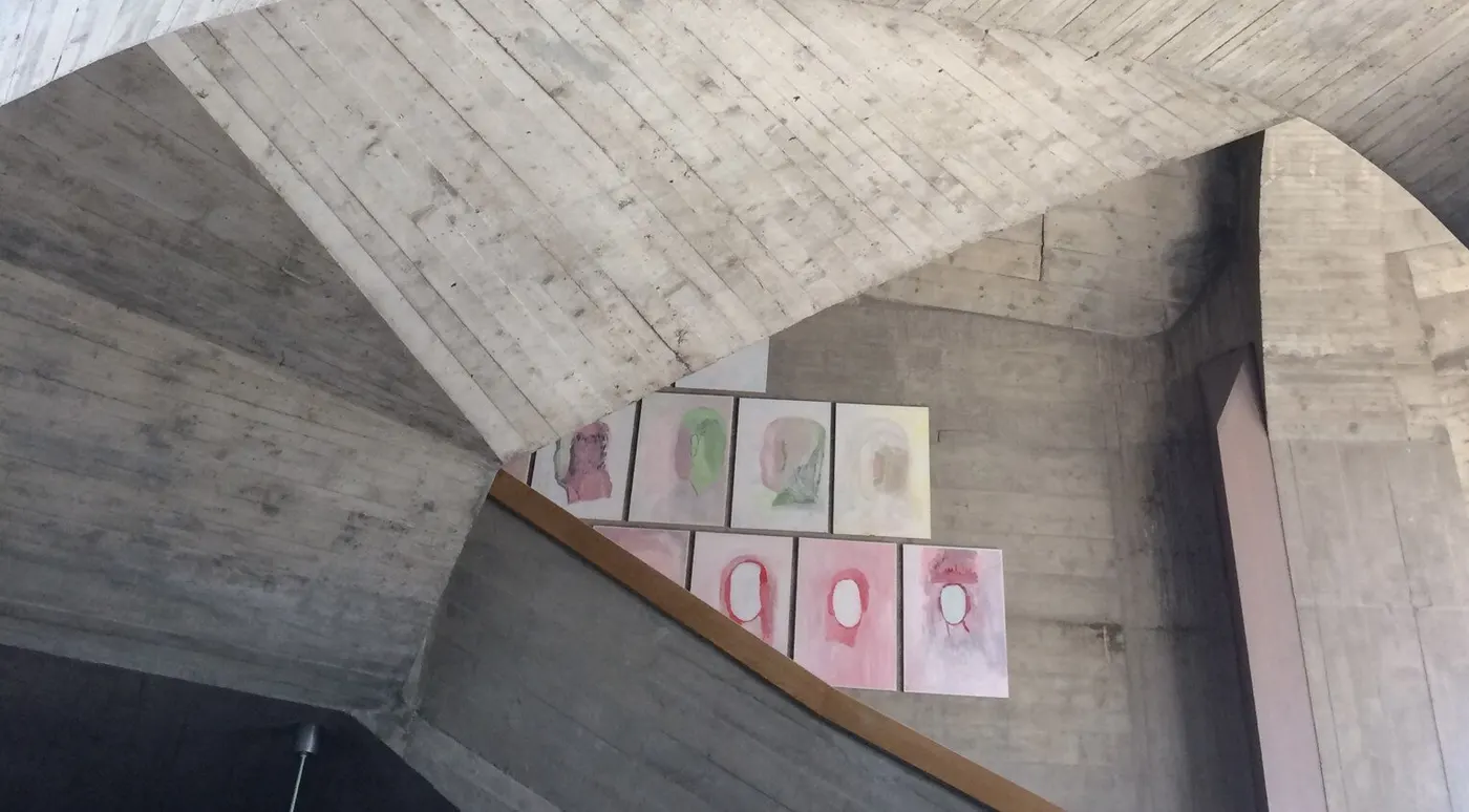 Béton brut du Goetheanum et dessins accrochés