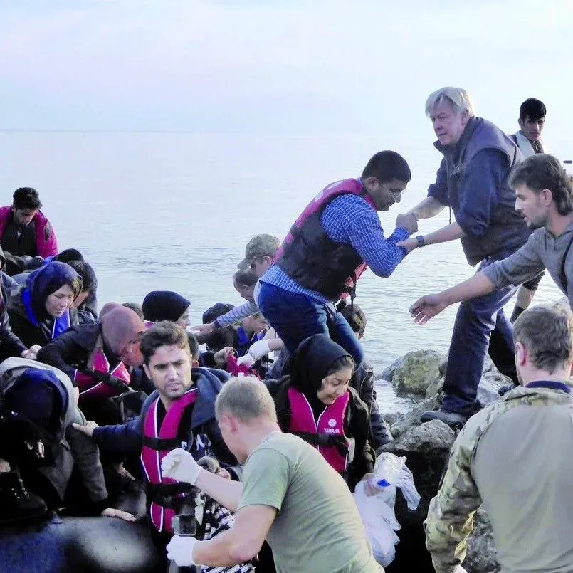 Secours à des migrants débarquant sur un rivage