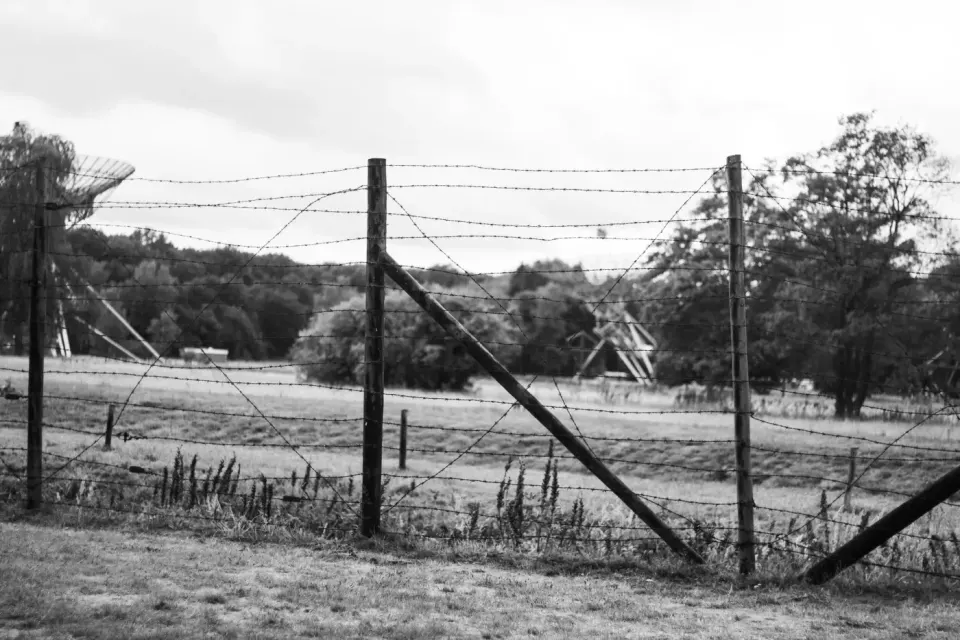 Clôture de barbelés devant un paysage de campagne