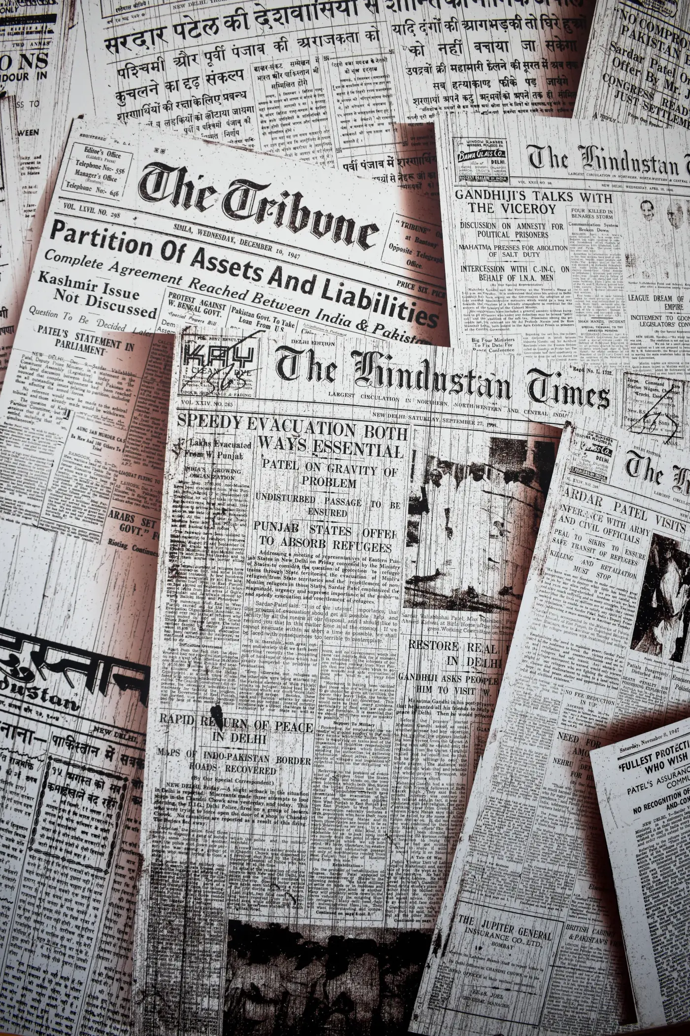 Vieux journaux empilés, gros titres d'archives