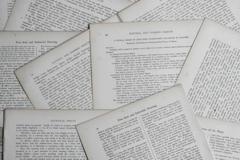 Pages de livre anciennes étalées en désordre