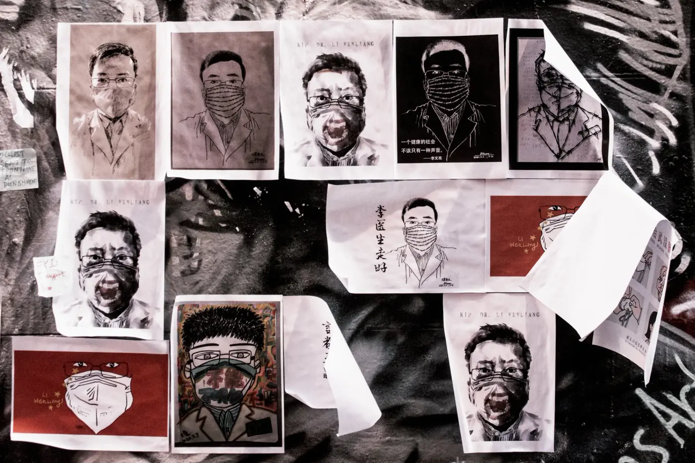 Mur d'affiches, portraits d'homme au masque