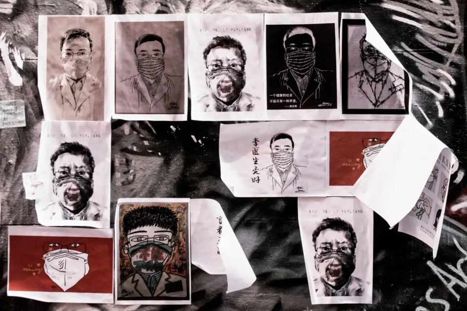 Mur d'affiches, portraits d'homme au masque
