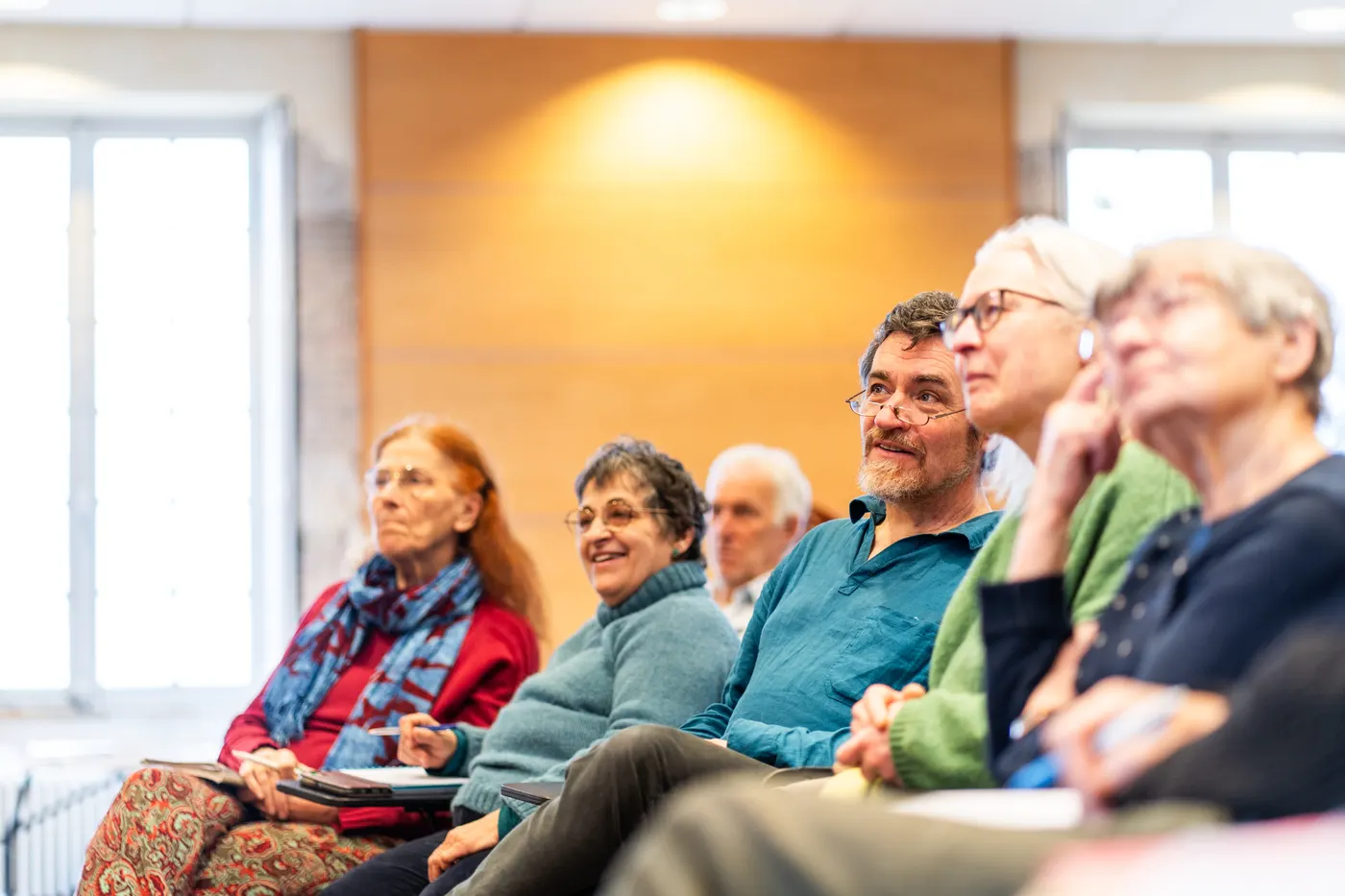 Public attentif assis lors d'une conférence
