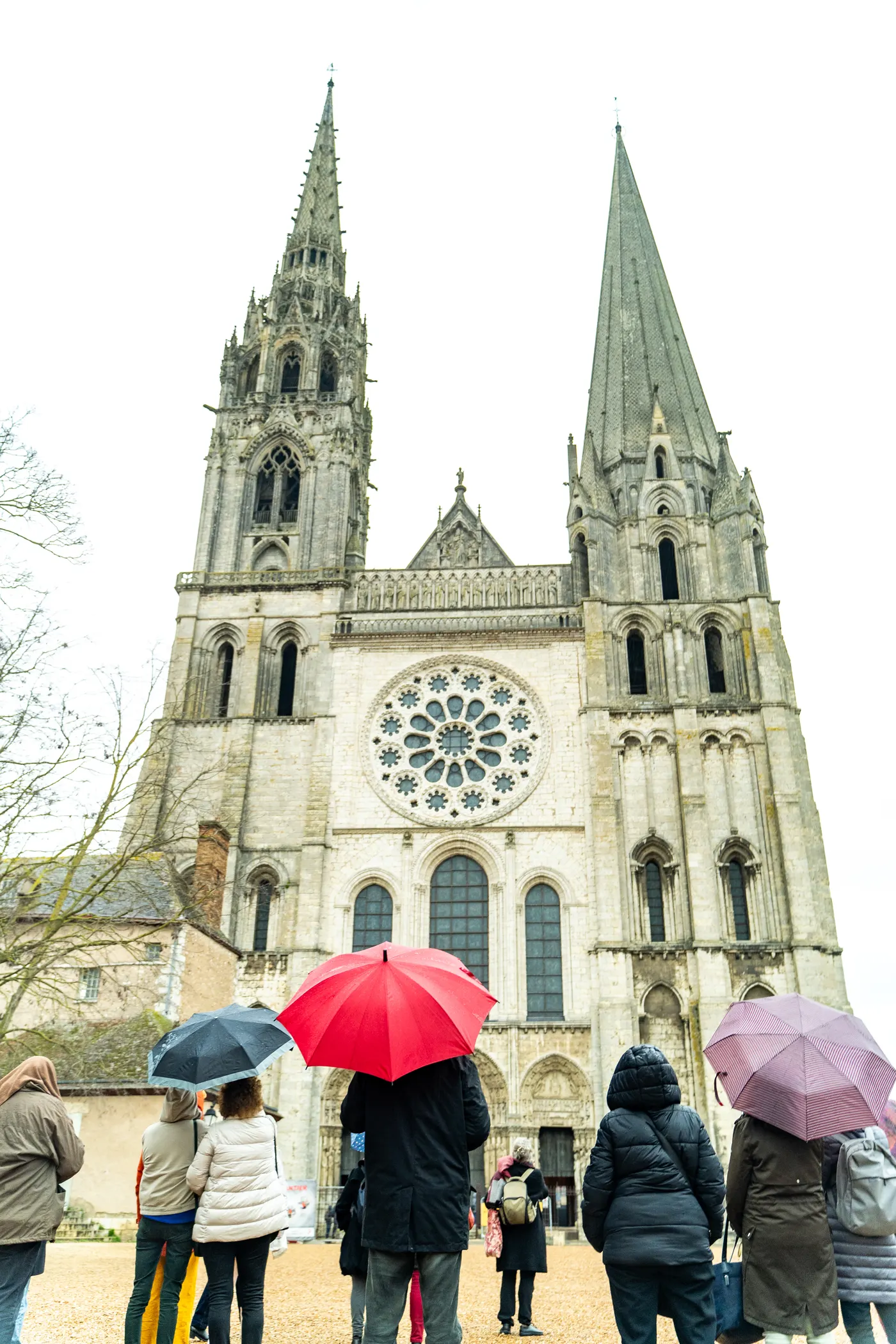 Visiteurs sous la pluie devant la cathédrale de Chartres