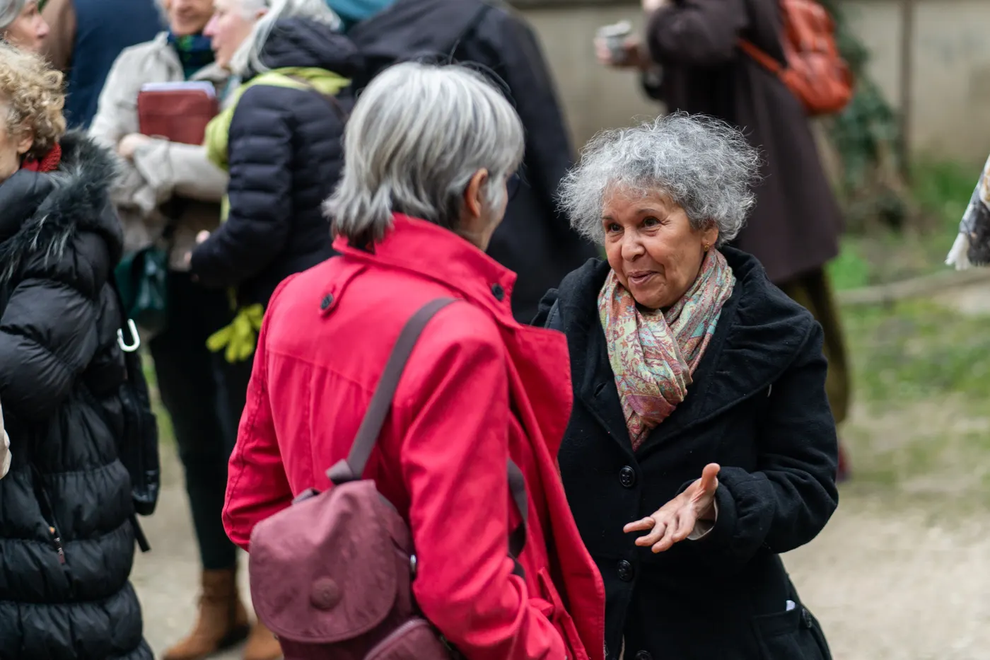 Deux femmes en conversation animée dehors