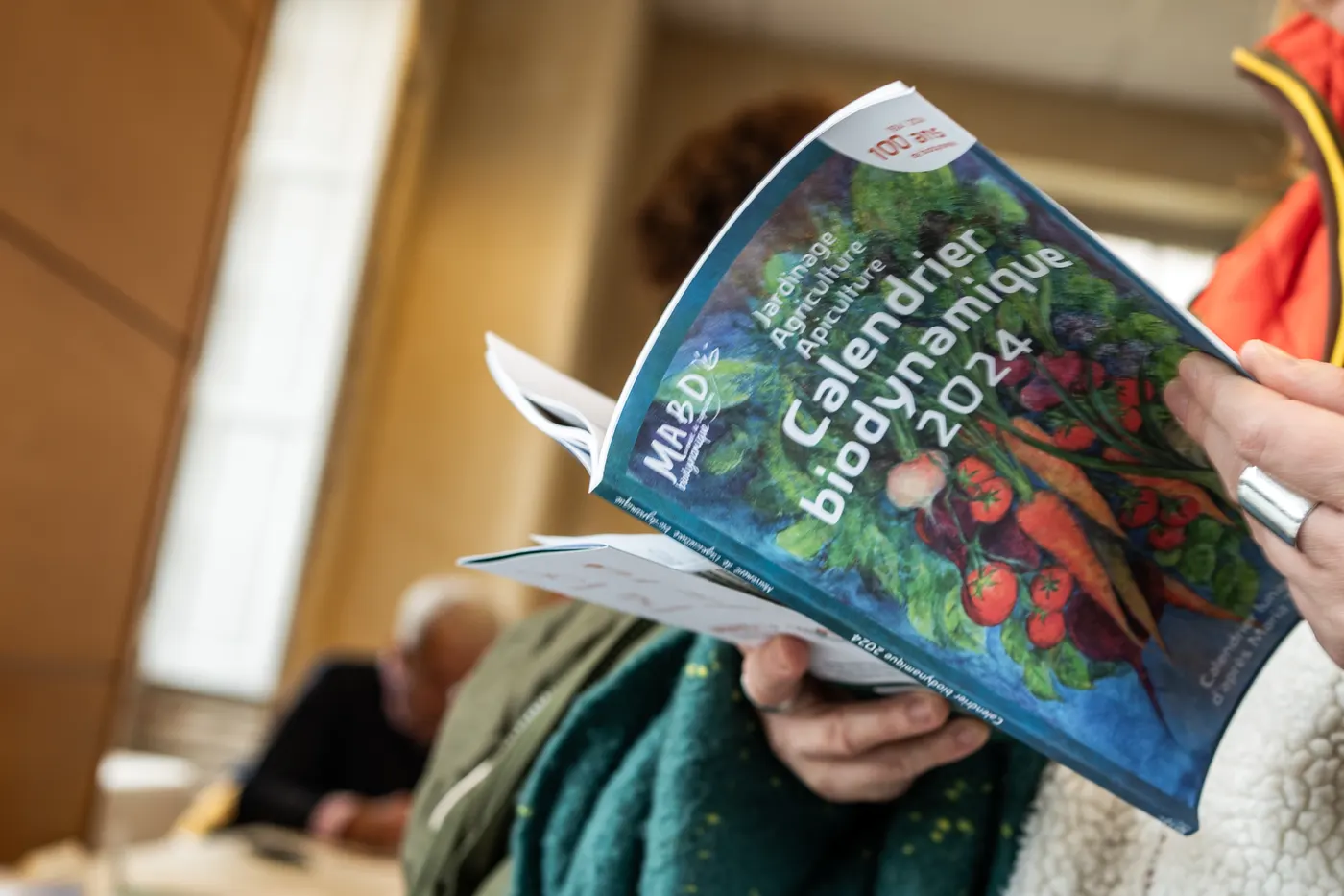 Personne feuilletant le Calendrier biodynamique 2024