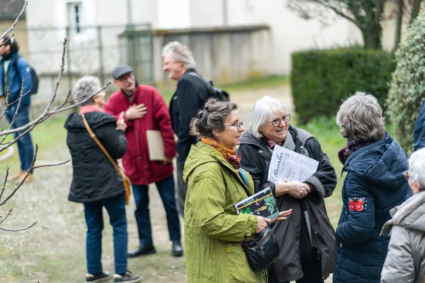 Participants discutant dehors, revues à la main