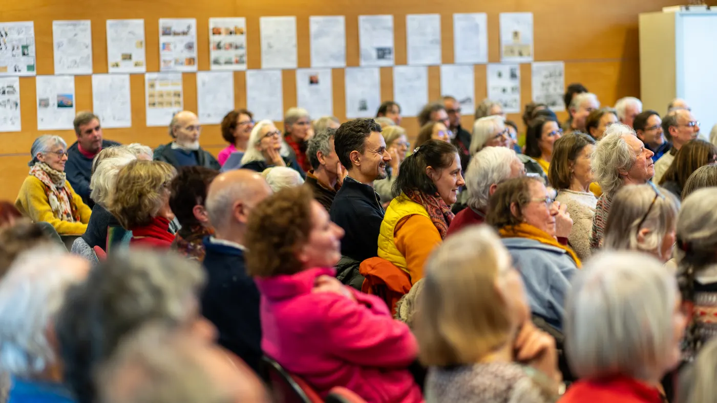 Assemblée nombreuse assise lors d'une conférence