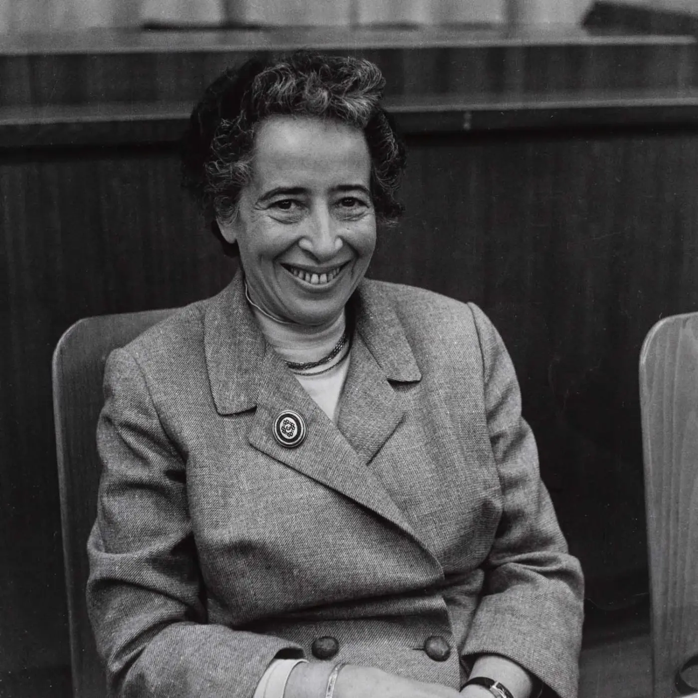 Portrait d'archive en noir et blanc d'une femme souriante