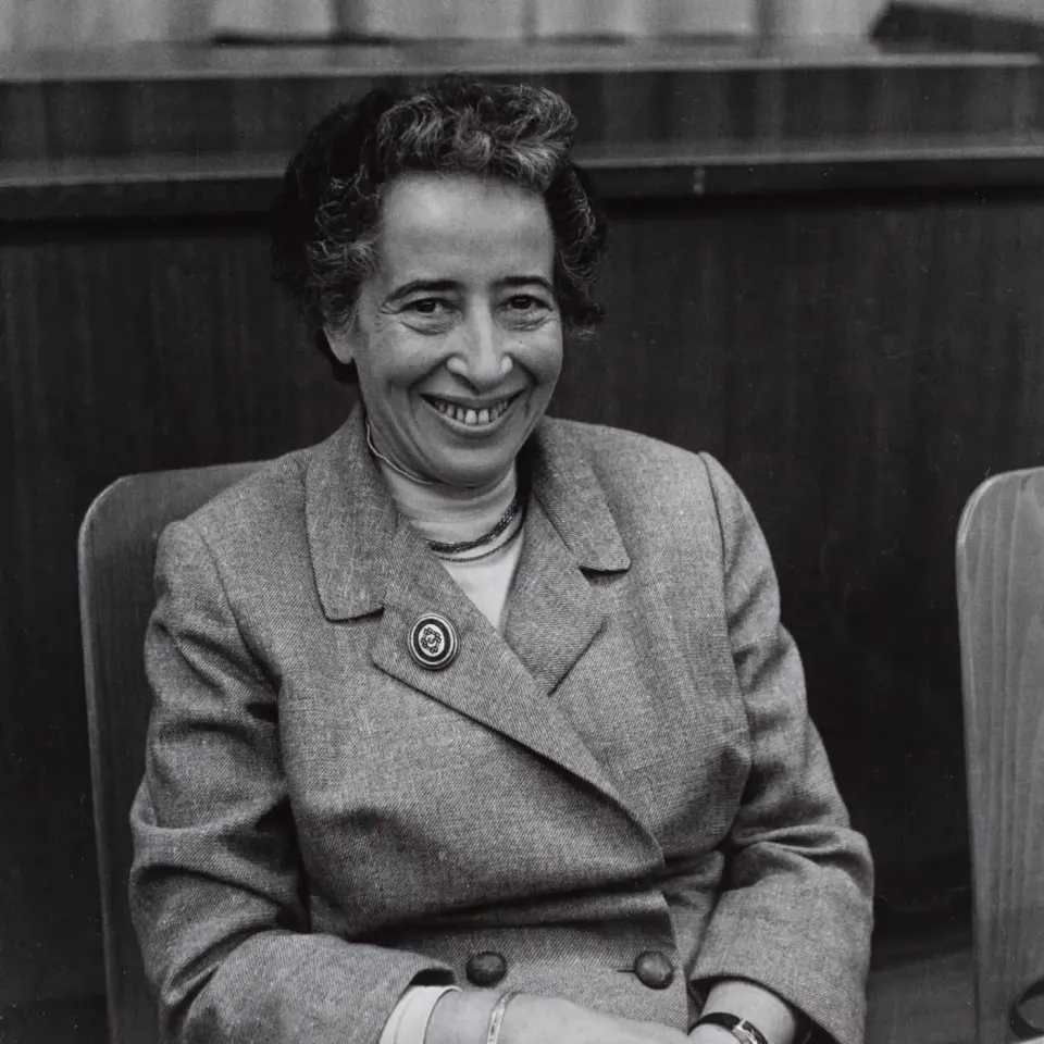 Portrait d'archive en noir et blanc d'une femme souriante