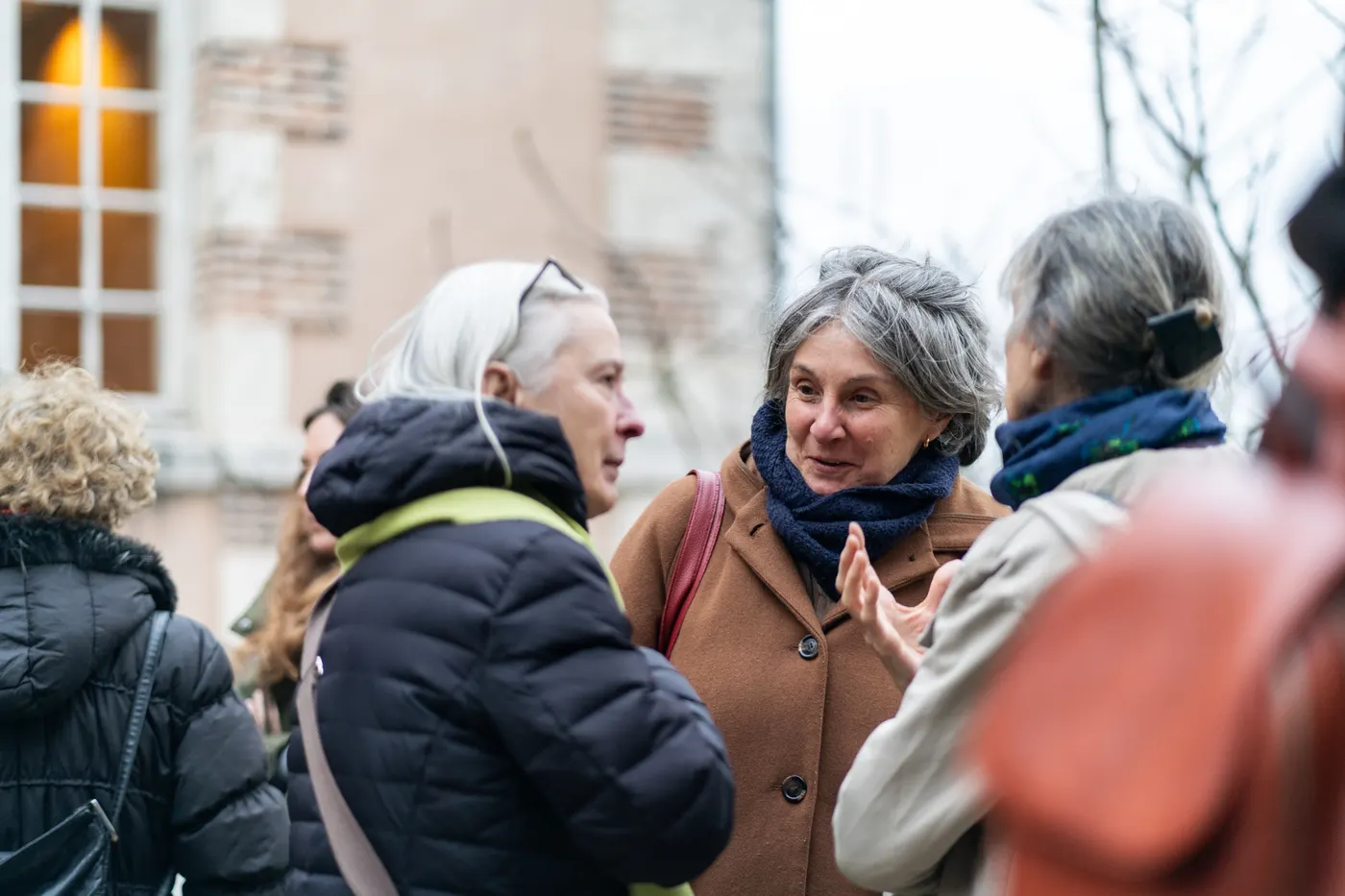 Femmes conversant en extérieur par temps froid