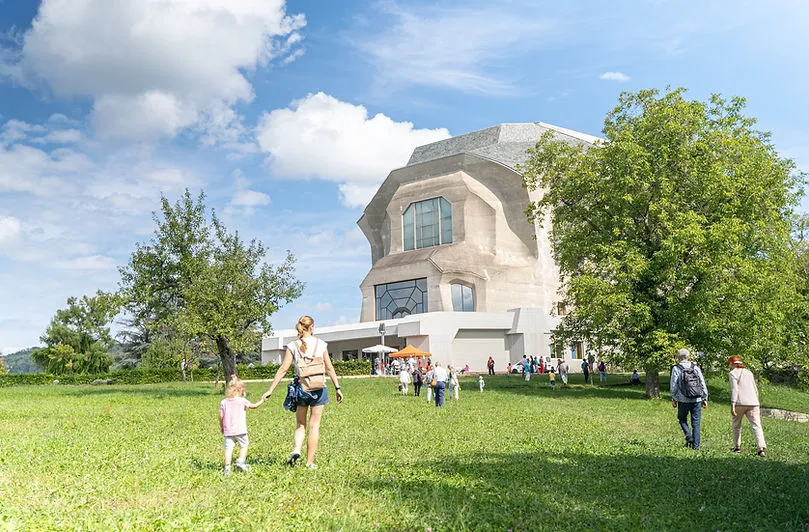 Goetheanum vu de la pelouse par une journée ensoleillée