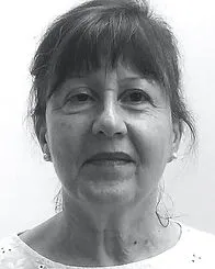 Portrait noir et blanc d'une femme aux cheveux courts