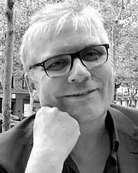 Portrait noir et blanc d'un homme à lunettes, main au menton