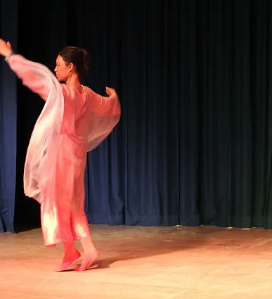 Danseuse en robe rose évoluant sur scène
