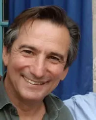 Portrait souriant d'un homme aux cheveux grisonnants