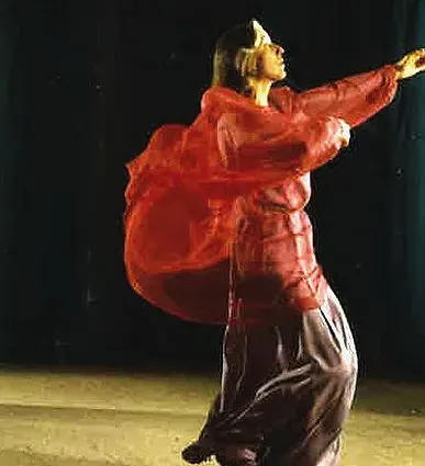 Danseuse en voile rouge sur fond noir, geste d'eurythmie